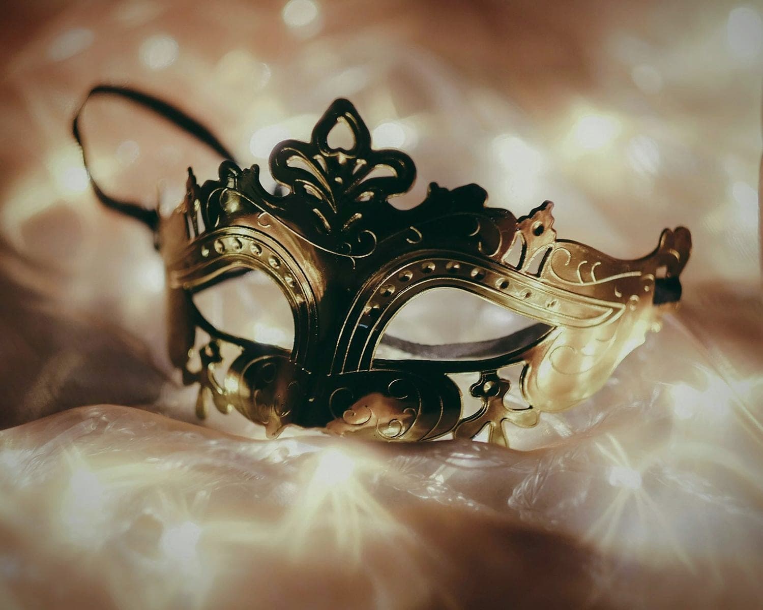 A mask, before the night begins